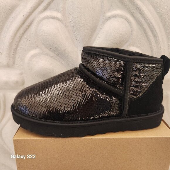 UGG Classic UL Mini Mirror Ball Boots. Black. NIB. Size 6 - Picture 6 of 13
